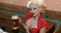 Katja Krasavice ließ sich die Maß auf der Wiesn schmecken.