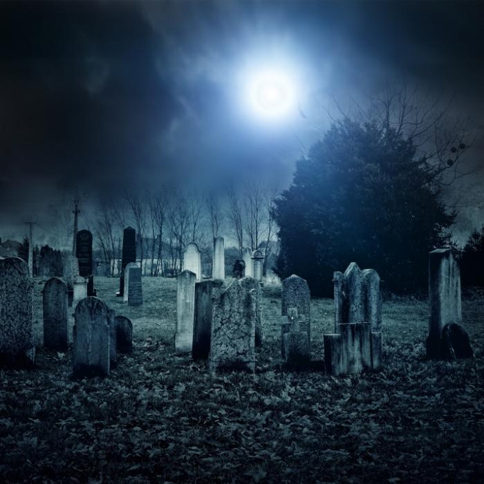 Jungen von Männern auf Friedhof vergewaltigt und lebendig begraben
