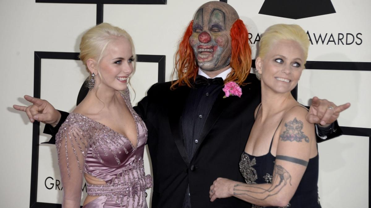 Slipknot-S&auml;nger Shwan Crahan, seine Tochter Gabrielle und seine Frau Chantel bei den Grammy Awards im Jahre 2014. (Foto)