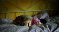 Mit Süßigkeiten brachte er seine Schwester zum Schweigen.