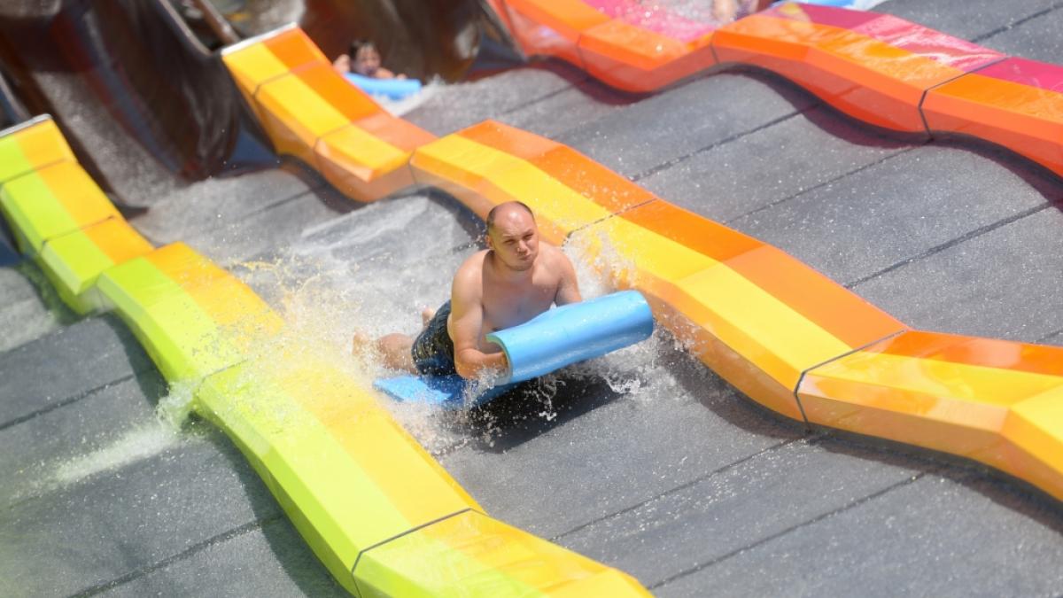 Auf einer Wasserrutsche wie dieser zog sich der Brite David Briffaut eine schwere Verletzung im Genick zu. Nun ist er wohl vom Brustkorb abw&auml;rts gel&auml;hmt. (Symbolbild) (Foto)