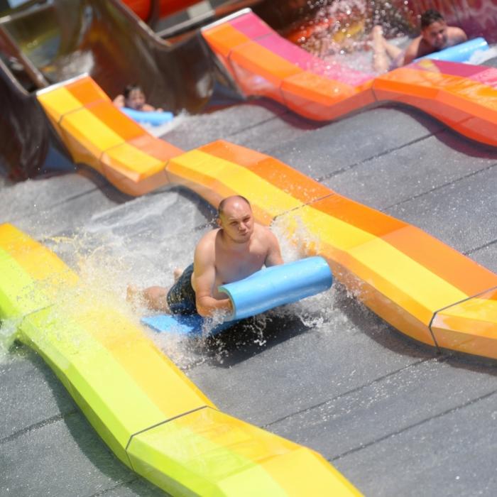 Wasserrutschen-Horror! Er wird nie wieder laufen können