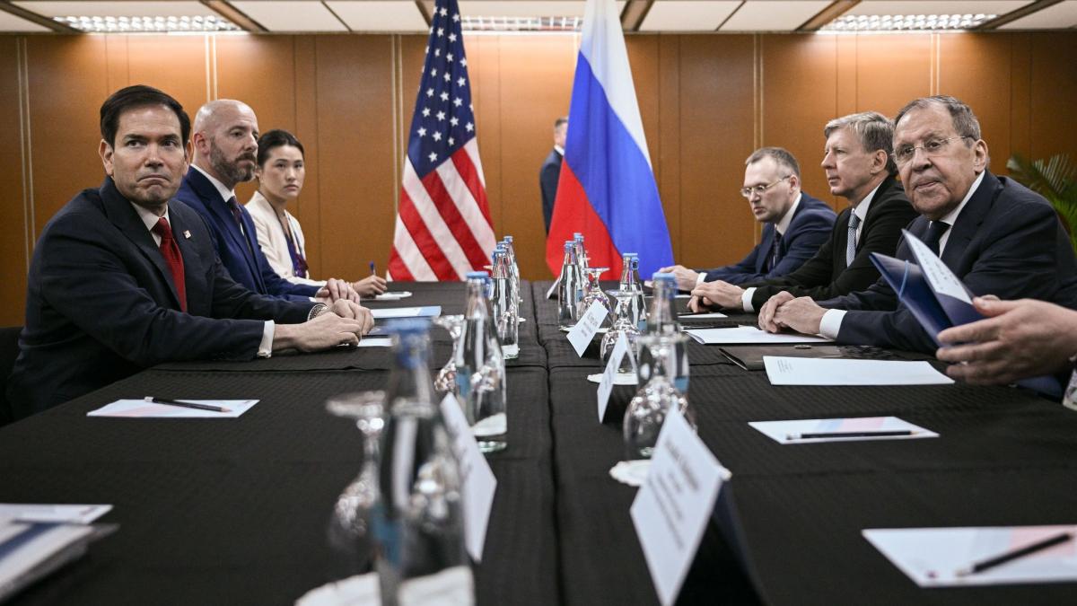 US-Au&szlig;enminister Marco Rubio (l) nimmt am Rande des Au&szlig;enministertreffens der s&uuml;dostasiatischen Staatengemeinschaft Asean an einem Treffen mit dem russischen Au&szlig;enminister Sergej Lawrow (r) teil. (Foto)
