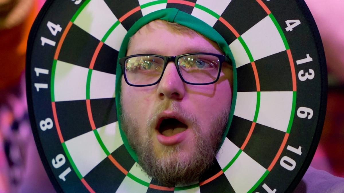 Bei der Darts-WM geh&ouml;ren verr&uuml;ckte Kost&uuml;me im Publikum einfach dazu. (Foto)
