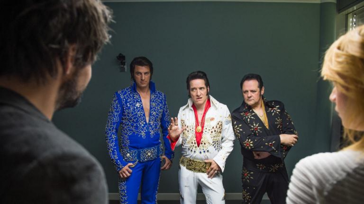 War Elvis der M&ouml;rder? DNA-Spuren sprechen gegen den Imitator (Bela B.). Doch Einstein erf&auml;hrt, dass dessen Fris&ouml;r die Haare des Elvis-Darstellers seit Jahren versteigerte. (Foto)