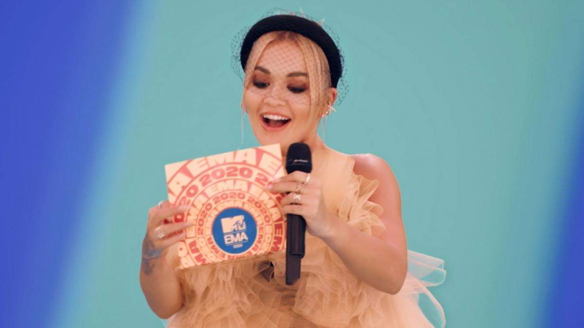 Rita Ora hat sich wieder einmal nur minimal bedeckt. (Foto)