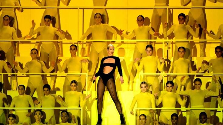 Dua Lipa sorte für eine fulminante Eröffnungsshow bei den