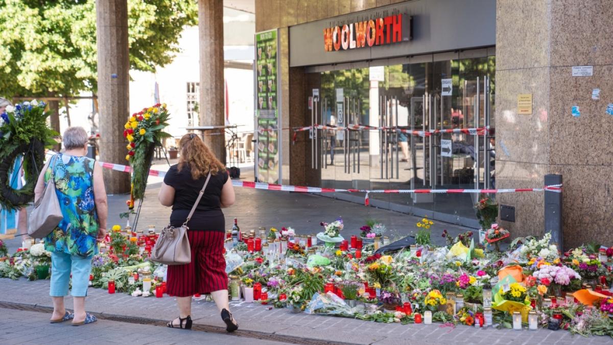 Trauerkerzen und Blumen liegen vor einem Kaufhaus in der W&uuml;rzburger Innenstadt, in dem ein Mann Menschen mit einem Messer attackiert hatte. (Foto)
