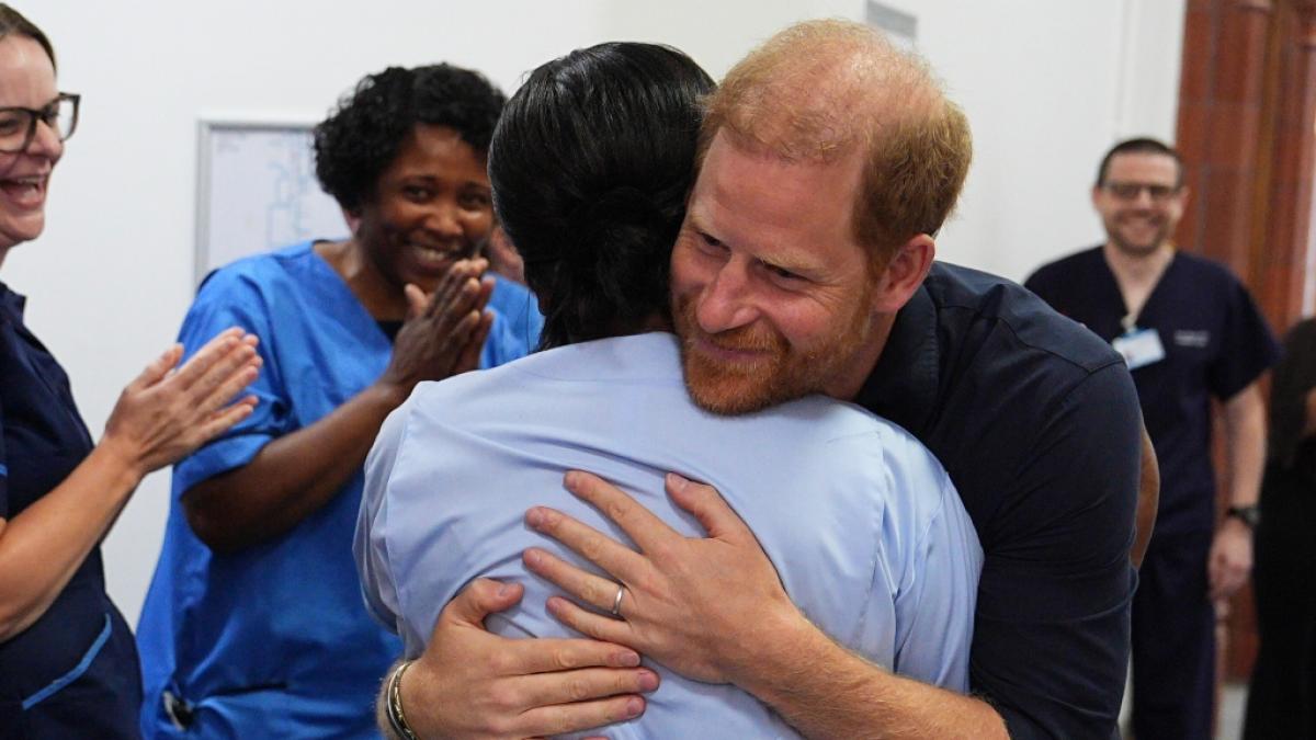 Prinz Harry zeigt sich bei seinem Besuch in England von seiner emotionalen Seite.&nbsp; (Foto)