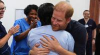 Prinz Harry zeigt sich bei seinem Besuch in England von seiner emotionalen Seite. 