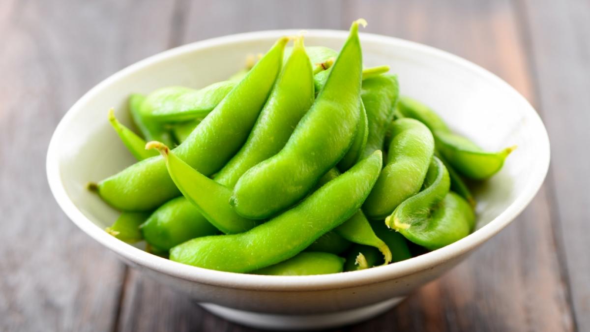 Edamame sind der perfekte Snack f&uuml;r zwischendurch, da sie besonders protein- und ballaststoffreich sind. (Foto)
