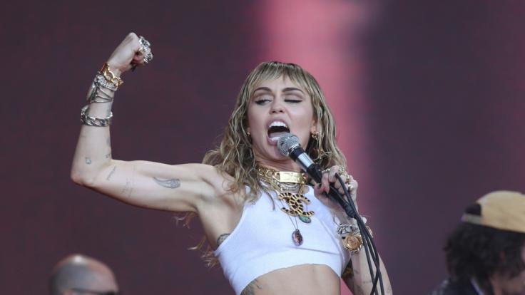 Miley Cyrus zeigt ihren Fans ihren "Vollmond" auf Instagram.