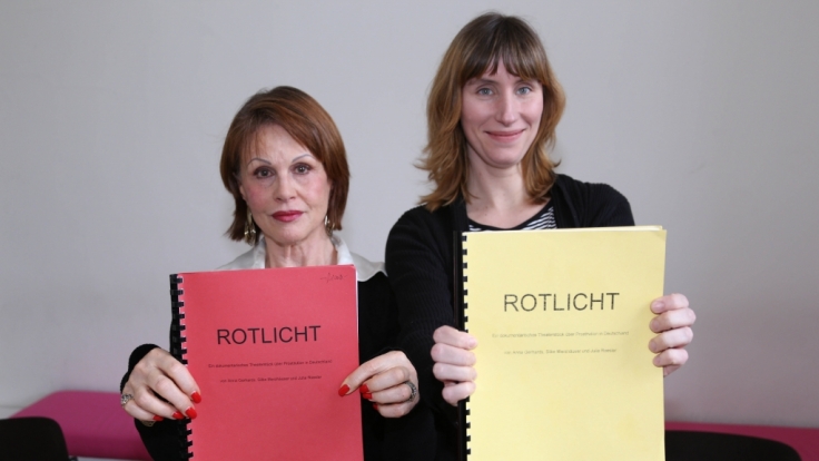 Die ehemalige Domina und Sex-Arbeiterin Karolina Leppert (hier links im Bild, zusammen mit der Theaterregisseurin Julia Roesler) beklagt einen zunehmenden Sittenverfall des männlichen Geschlechts wenn es um's Thema Sex geht.