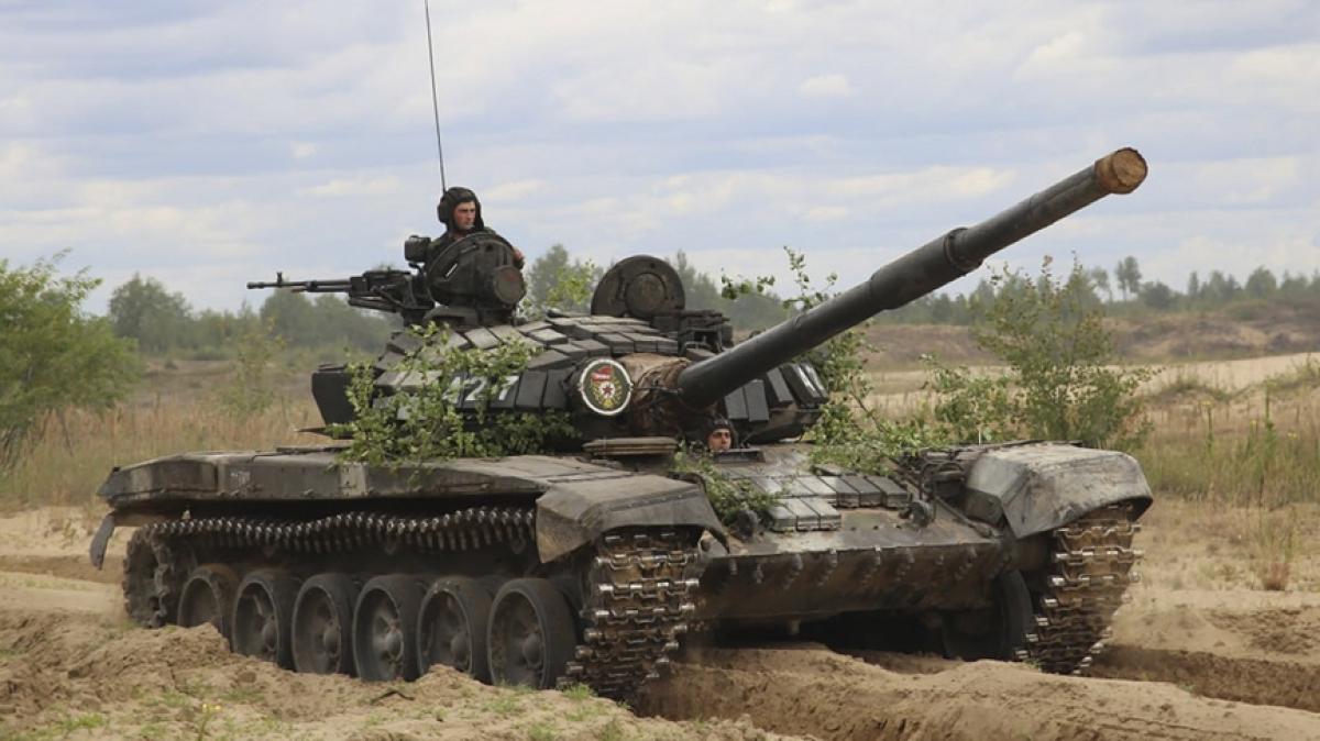 Belarussische Soldaten und S&ouml;ldner des privaten Milit&auml;runternehmens Wagner nehmen in einem belarussischen Panzer an einem Man&ouml;ver teil. (Foto)