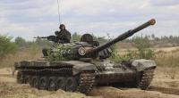 Belarussische Soldaten und Söldner des privaten Militärunternehmens Wagner nehmen in einem belarussischen Panzer an einem Manöver teil.