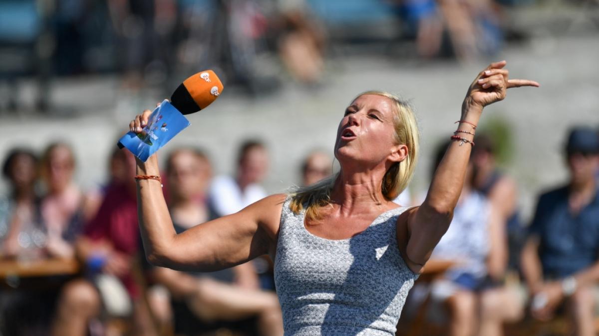 Andrea Kiewel ist im "ZDF Fernsehgarten" voll in ihrem Element. (Foto)