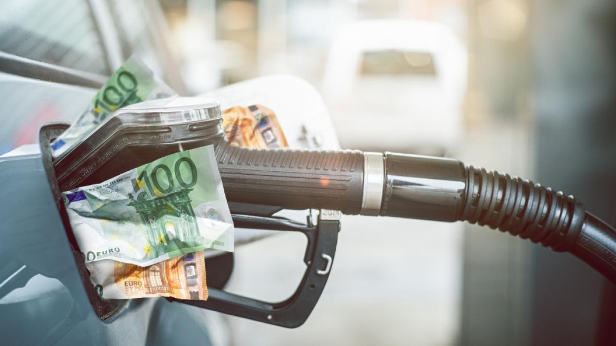 Ein Berliner Professor fordert, die Spritpreise auf 100 Euro pro Liter Benzin zu erh&ouml;hen. (Foto)
