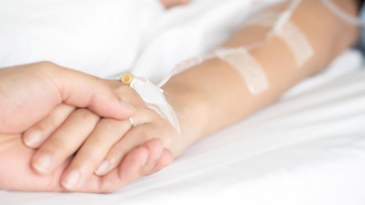 Nach einer falschen Infusion ist das Mädchen hirntot.
