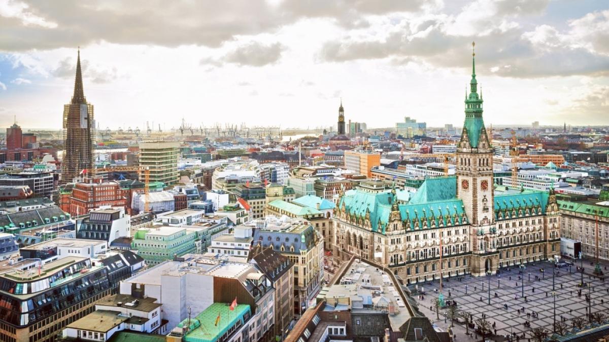 Luftaufnahme mit dem Hamburger Rathaus.&nbsp;Aktuelle Nachrichten aus und &uuml;ber Hamburg hier auf news.de. (Foto)