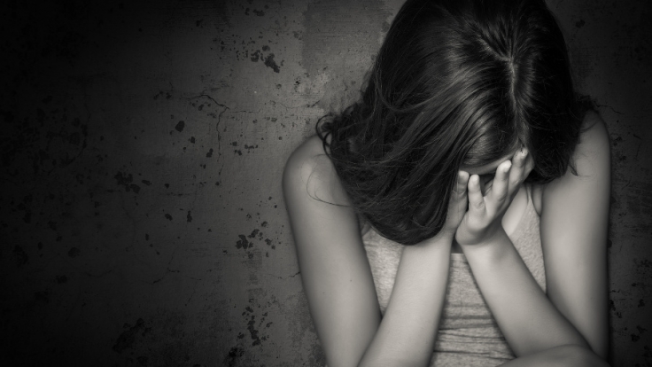 Eine junge Frau wurde über Monate von ihren Mitbewohnerinnen gequält und missbraucht.