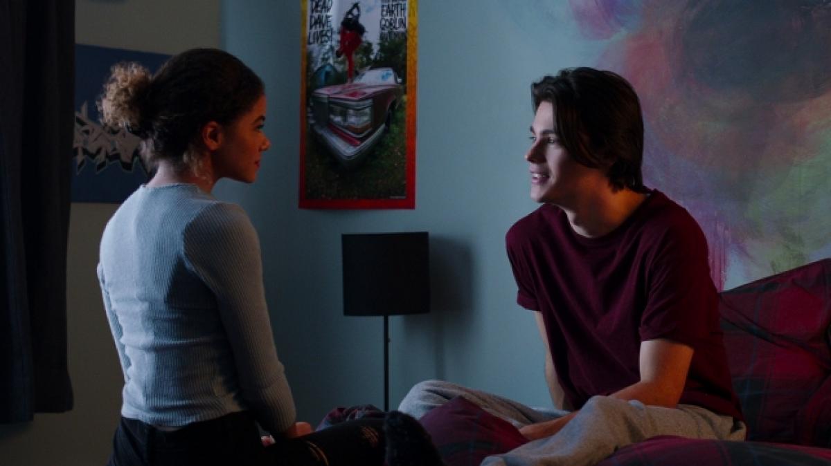 Ein Szenenbild aus "Ginny  Georgia" zeigt Felix Mallard (Marcus) und Antonia Gentry (Ginny). (Foto)