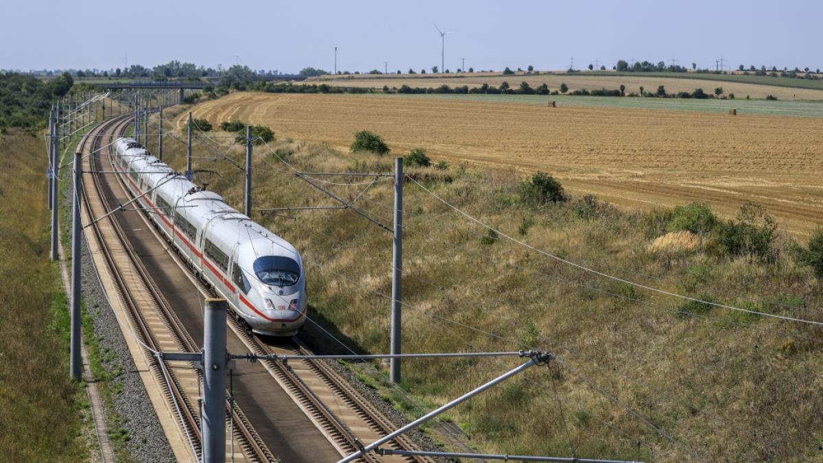Wegen der extremen Hitze bietet die Bahn kostenlose Stornierungen f&uuml;r viele Tickets im Fernverkehr an. (Foto)