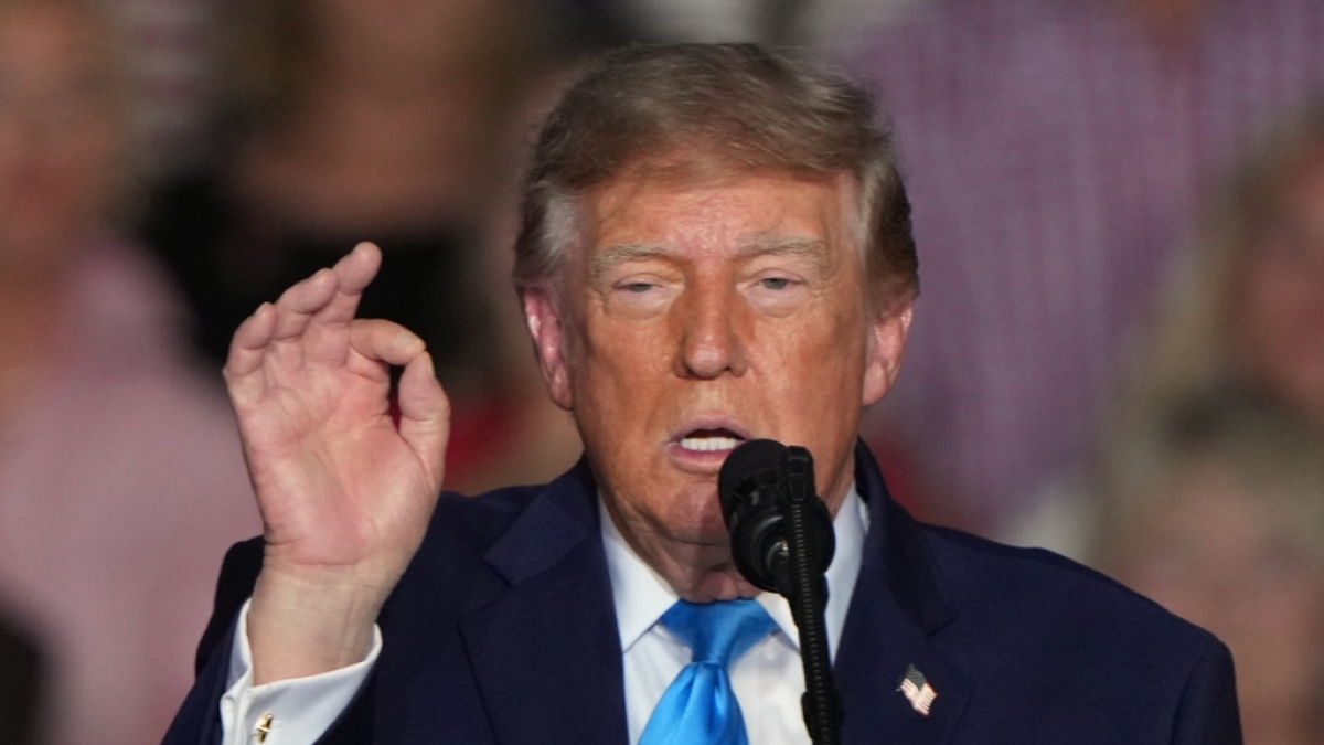 Trump v&ouml;llig verwirrt bei Wahlkampf-Rede in Nebraska: Erst verwechselt er Namen &ndash; dann findet er den Ausgang nicht. (Foto)