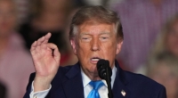 Trump völlig verwirrt bei Wahlkampf-Rede in Nebraska: Erst verwechselt er Namen – dann findet er den Ausgang nicht.
