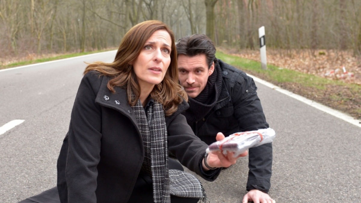 Katrin (Ulrike Frank) konnte David (Philipp Christopher) die P&auml;sse entrei&szlig;en und will, dass Jasmin flieht...Wird ihr das gelingen? (Foto)