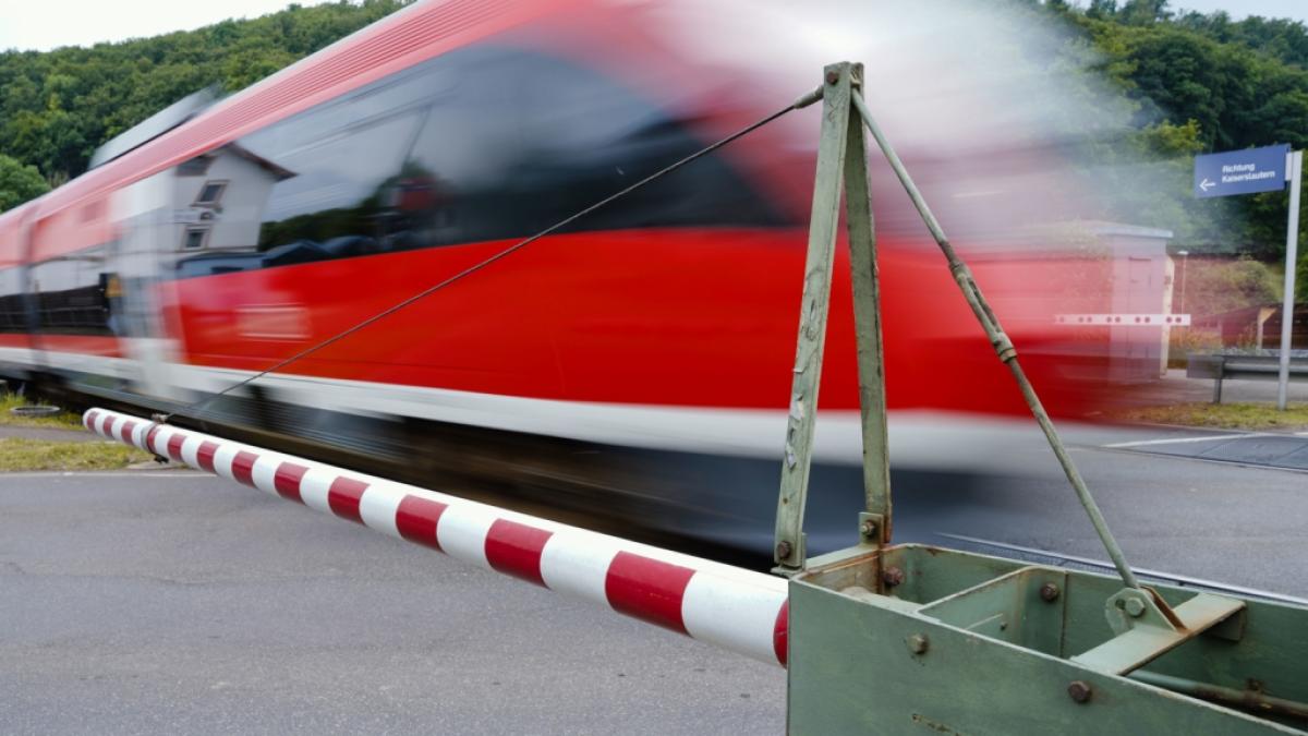 Ein rum&auml;nischer Musiker ist beim &Uuml;berqueren eines Bahn&uuml;bergangs t&ouml;dlich verletzt worden - zu diesem Zeitpunkt war der 29-J&auml;hrige f&uuml;r seine Follower im Live-Stream zu sehen (Symbolbild). (Foto)