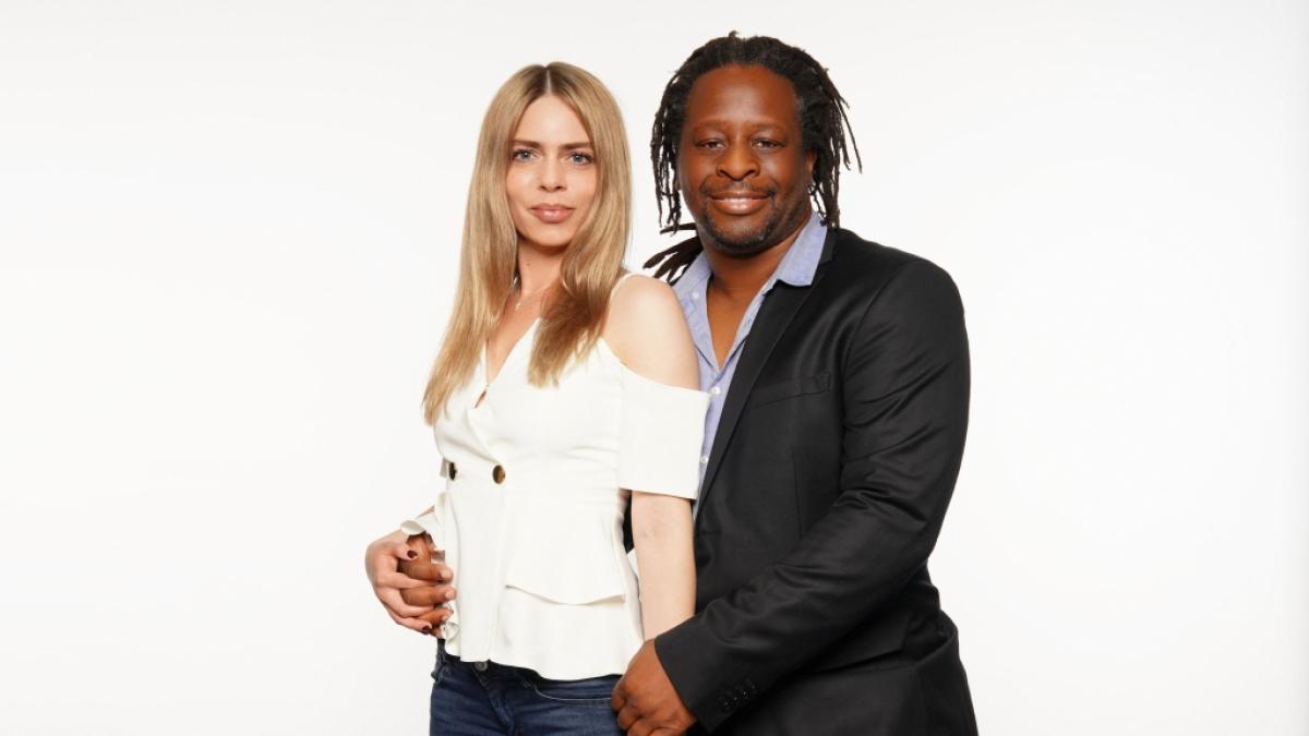 Mola Adebisi mit seiner Frau Adelina Zilai. (Foto)