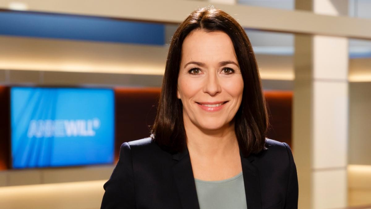Anne Will steht im ARD-Studio. (Foto)