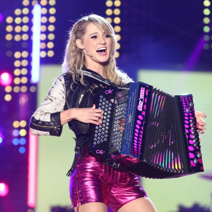 Schlager-Beauty lässt BH blitzen - Fans träumen vom Playboy