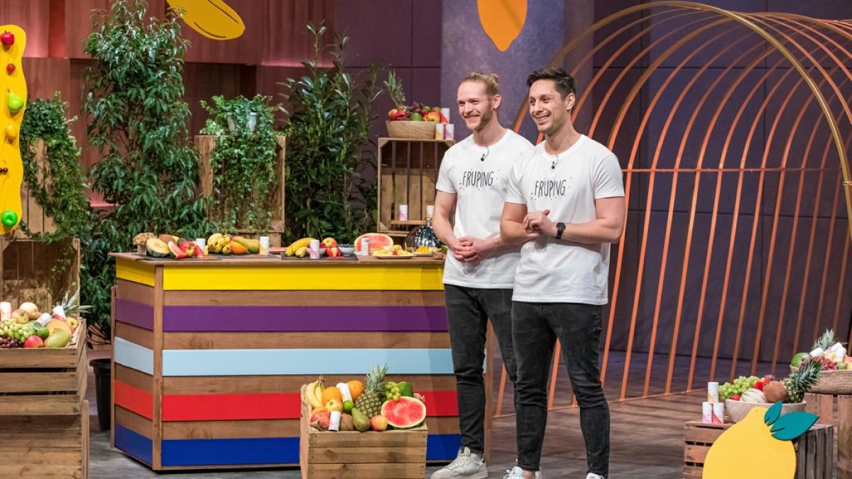 Florian Hornig und Marcel B&uuml;ttner stellen in der Vox-Gr&uuml;ndershow "Die H&ouml;hle der L&ouml;wen" ihre Frucht-Toppings von Fruping vor. (Foto)