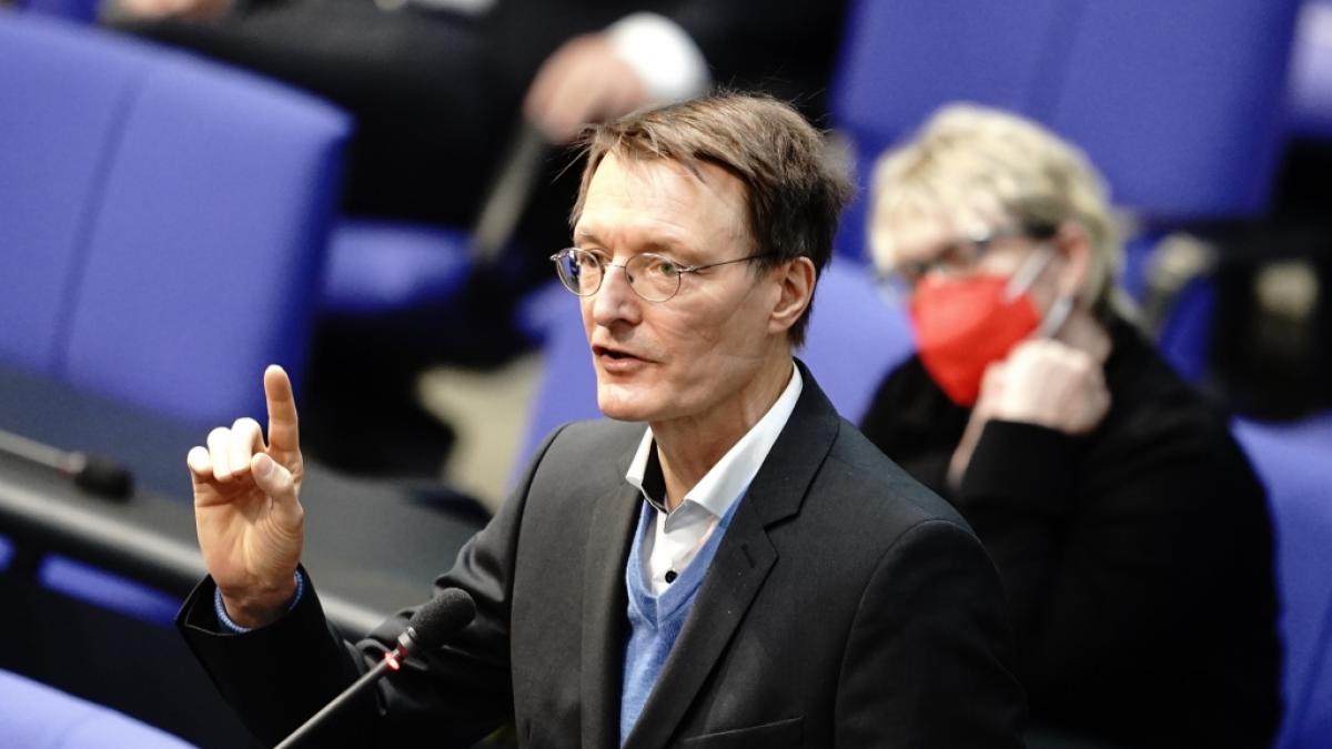 Unbekannte haben das Privatauto von Karl Lauterbach beschmiert. (Foto)