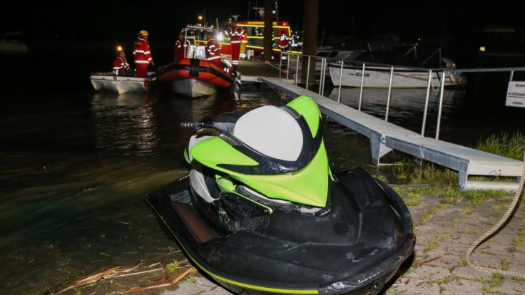 Der von der Feuerwehr geborgene Jetski liegt an Land.