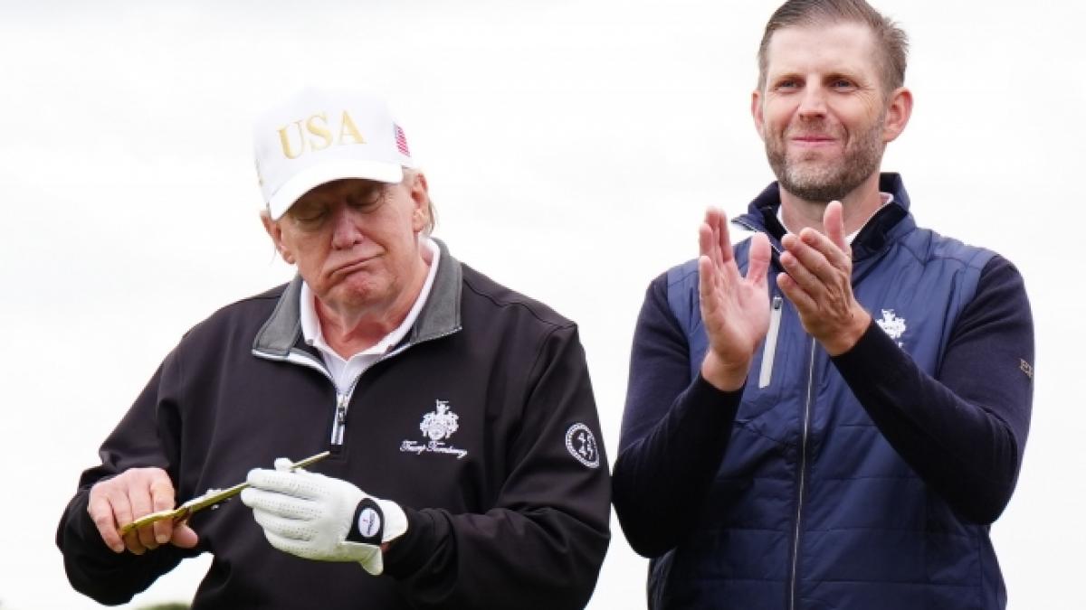 Bei Donald Trump und seinem Sohn Eric ist der Jubel grenzenlos, nachdem ein US-Gericht eine massive Geldstrafe gegen den Trump-Clan platzen lie&szlig;. (Foto)