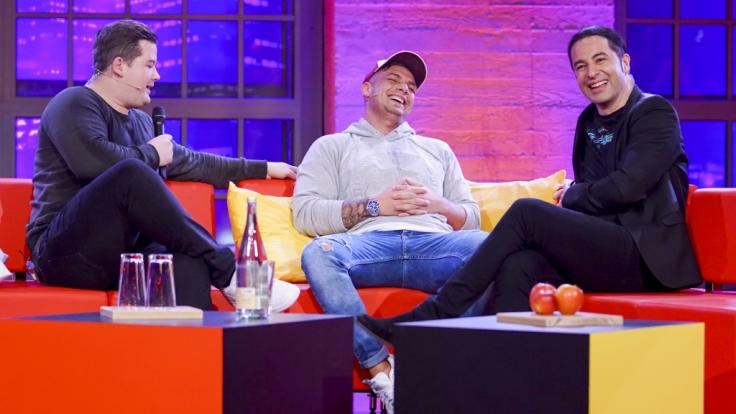 Chris Tall (l.) spricht mit Pietro Lombardi (M.) übers Vater sein und mit Bülent Ceylan übers Kind bleiben.