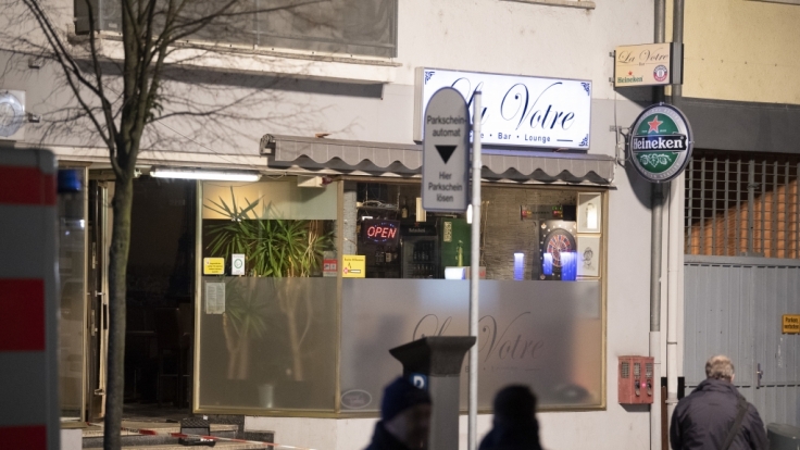 Mit Flatterband ist der Bereich um den Tatort am Heumarkt abgesperrt.