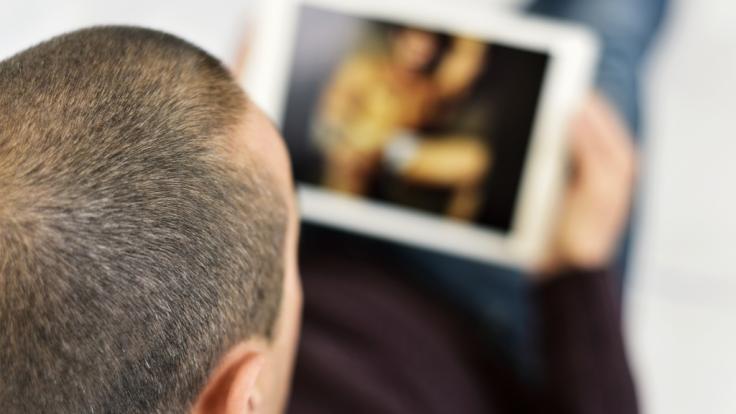Viele Eltern sind besorgt, wenn ihr pubertierender Nachwuchs Pornofilme im Internet konsumiert (Symbolbild).