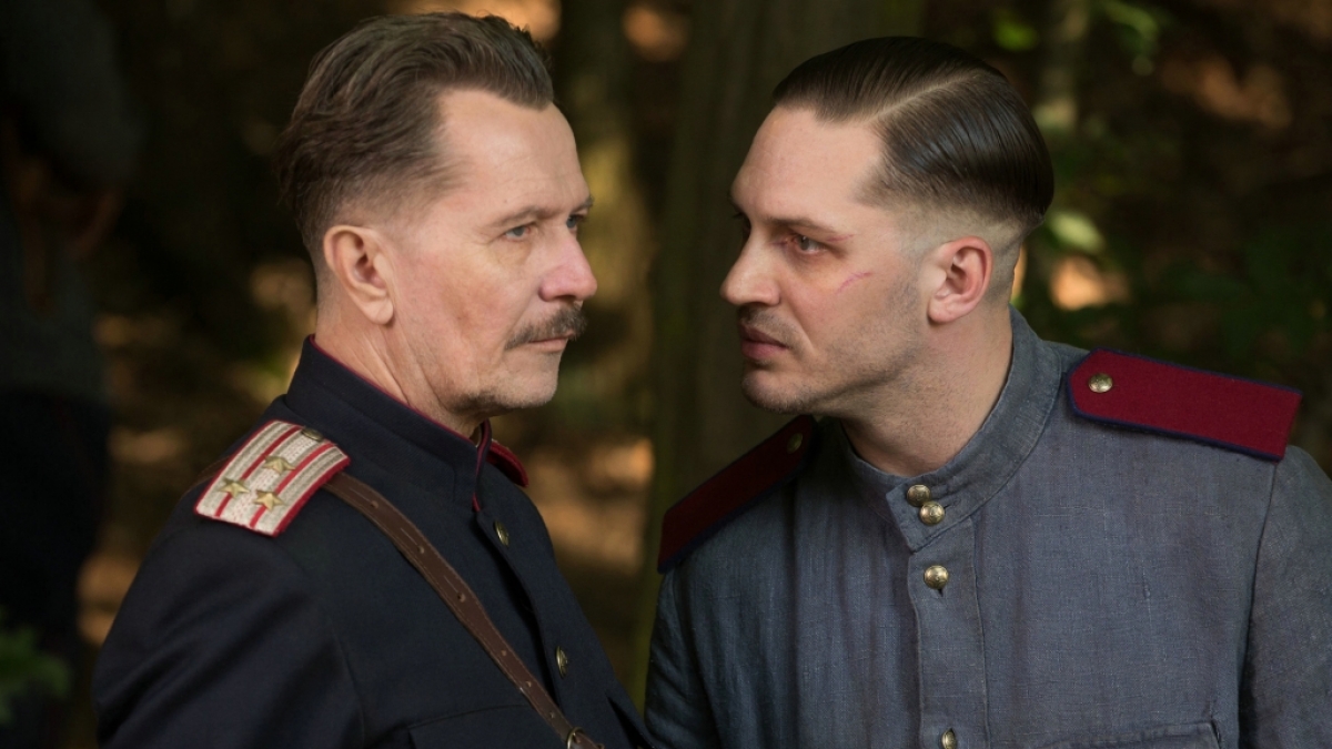 Leo (Tom Hardy, r.) macht General Nesterow (Garys Oldman, l.) klar, dass ein Kinderm&ouml;rder umgeht. (Foto)