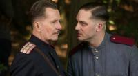 Leo (Tom Hardy, r.) macht General Nesterow (Garys Oldman, l.) klar, dass ein Kindermörder umgeht.