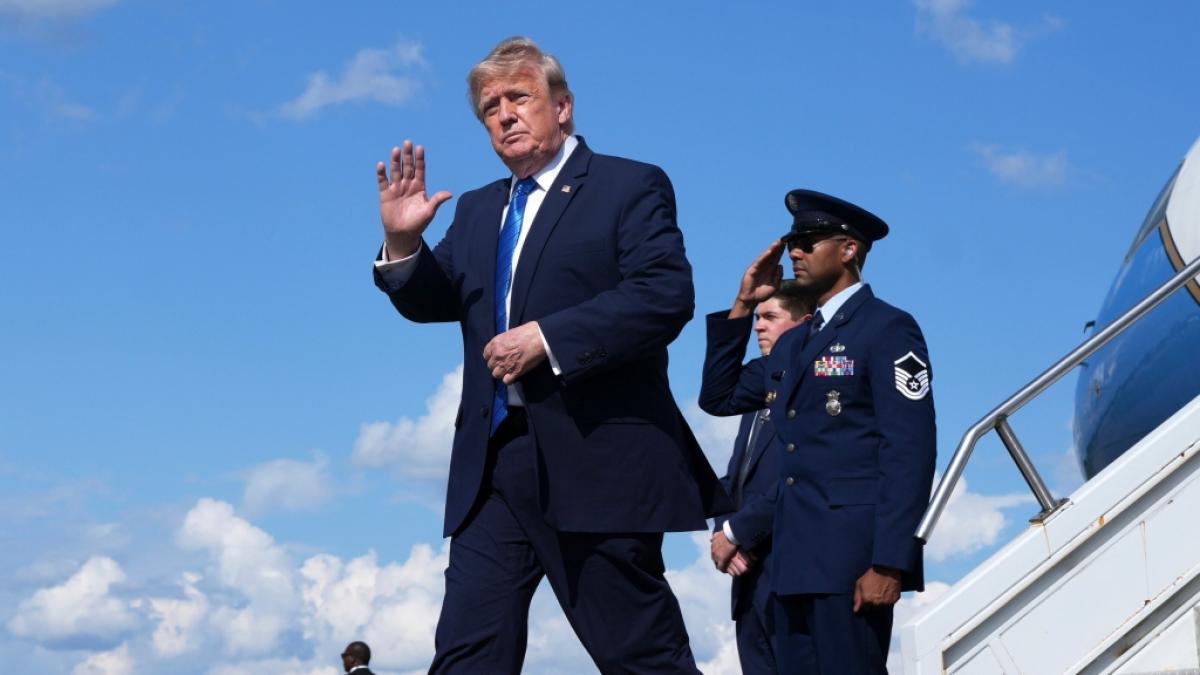 Donald Trump kommt aus der Air Force One. (Foto)