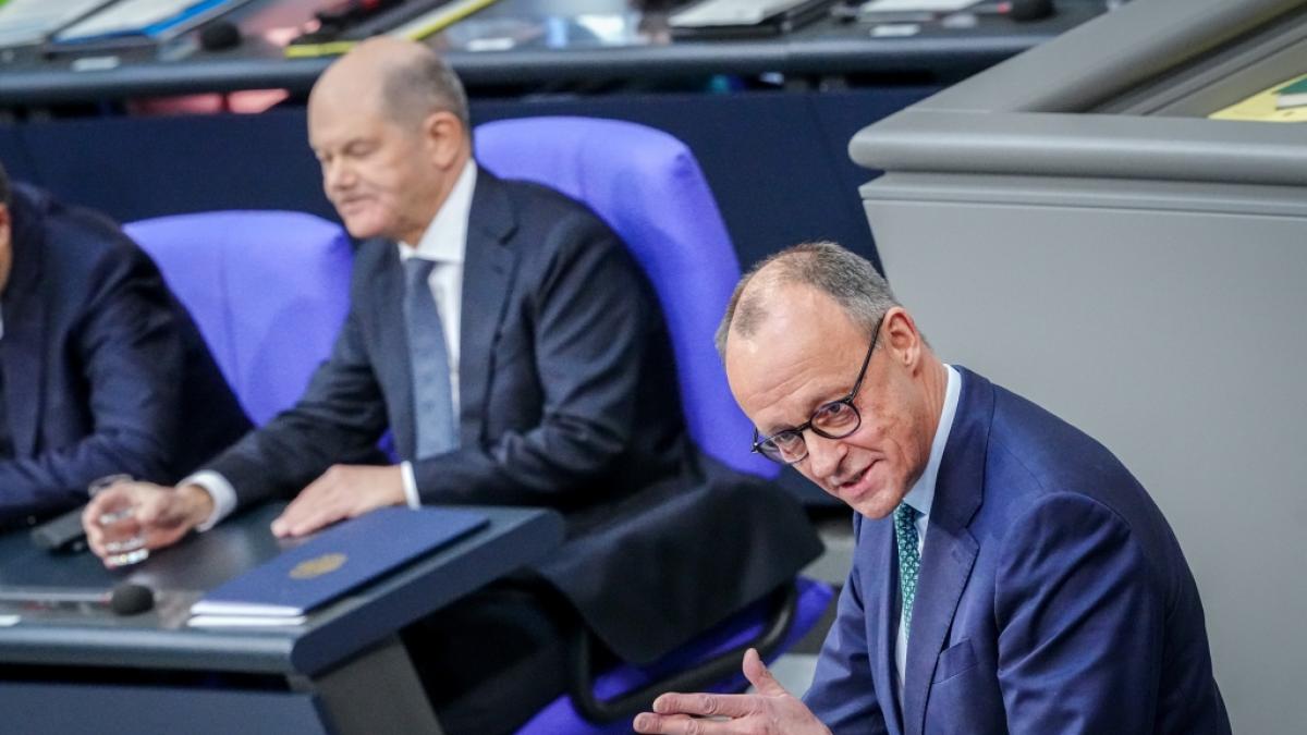 CDU-Kanzlerkandidat Friedrich Merz (r.) h&auml;ngt mit seiner Union in einer neuen Umfrage die Partei von SPD-Regierungschef Olaf Scholz (l.) weiter ab. (Foto)