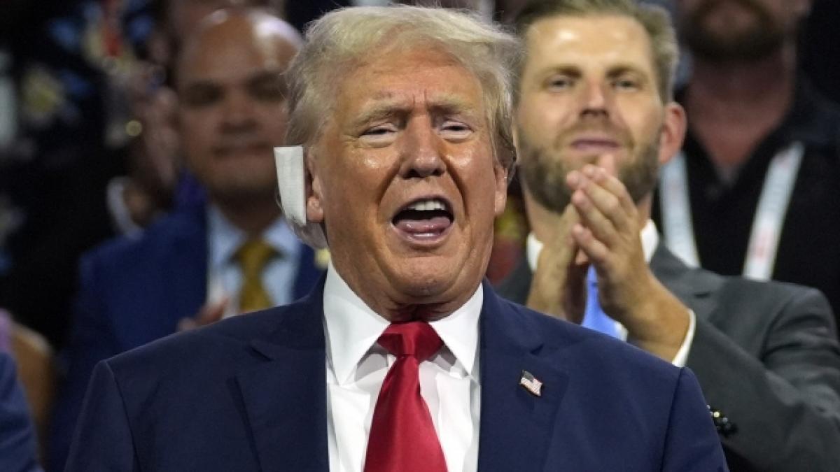 Donald Trump zockt seine W&auml;hler und W&auml;hlerinnen mit seinen neuen Wahlkampf-T-Shirts ab. (Foto)