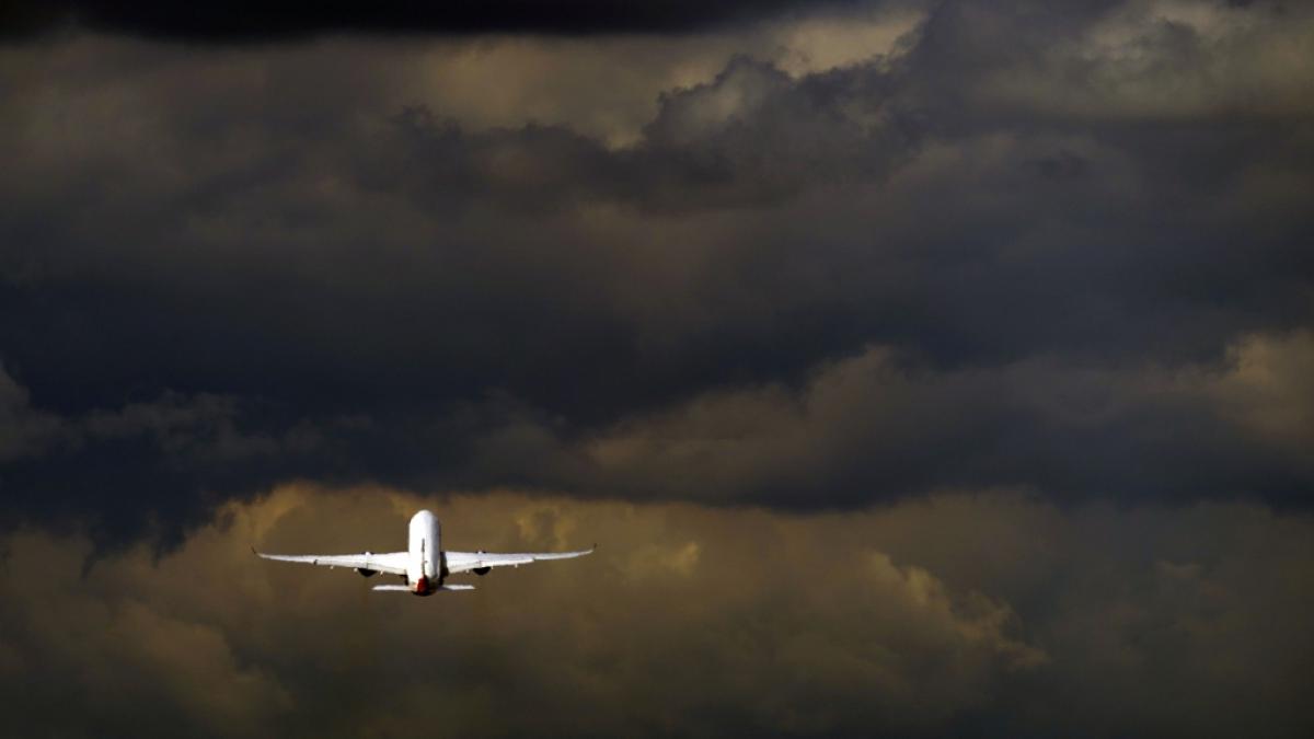 Ein Mann (40) soll sich w&auml;hrend eines Transatlantikfluges von New Jersey nach London sexuell an einer Passagierin vergangen haben (Symbolbild). (Foto)