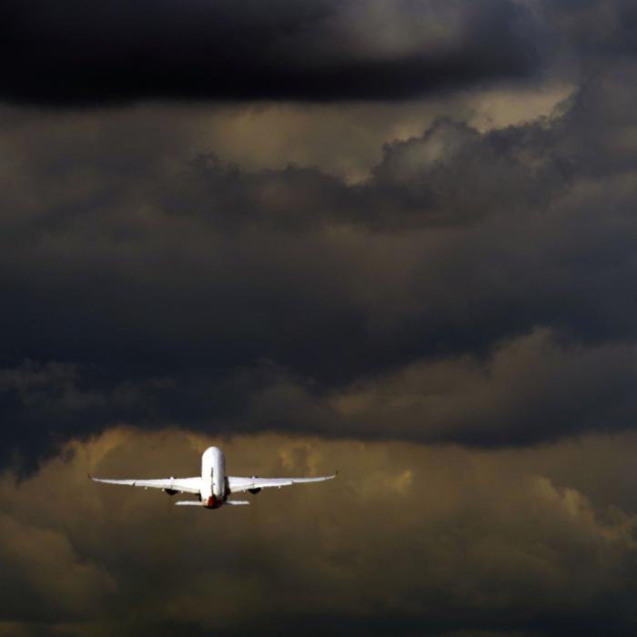 Mann vergewaltigt Frau (40) im Flieger - Festnahme nach Landung