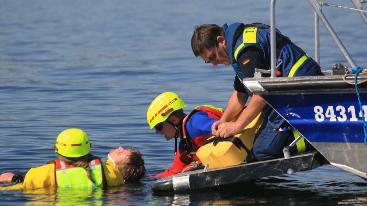 Die DLRG meldet einen Notfall mit einer Person im Wasser (Symbolbild). (Foto)