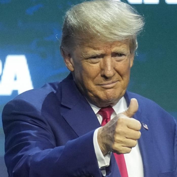 Plötzlich hat er Mega-Muskeln! Mit diesem Look macht Trump Millionen