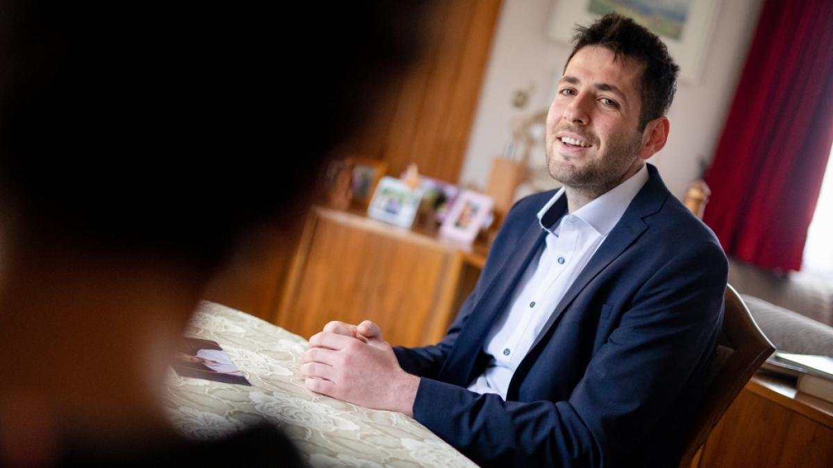 Ryyan Ashebl wurde nach seiner Flucht aus Syrien im April 2023 zum B&uuml;rgermeister der baden-w&uuml;rttembergischen Gemeinde Ostelsheim gew&auml;hlt und erhebt nun schwere Vorw&uuml;rfe gegen die deutsche Botschaft. (Foto)
